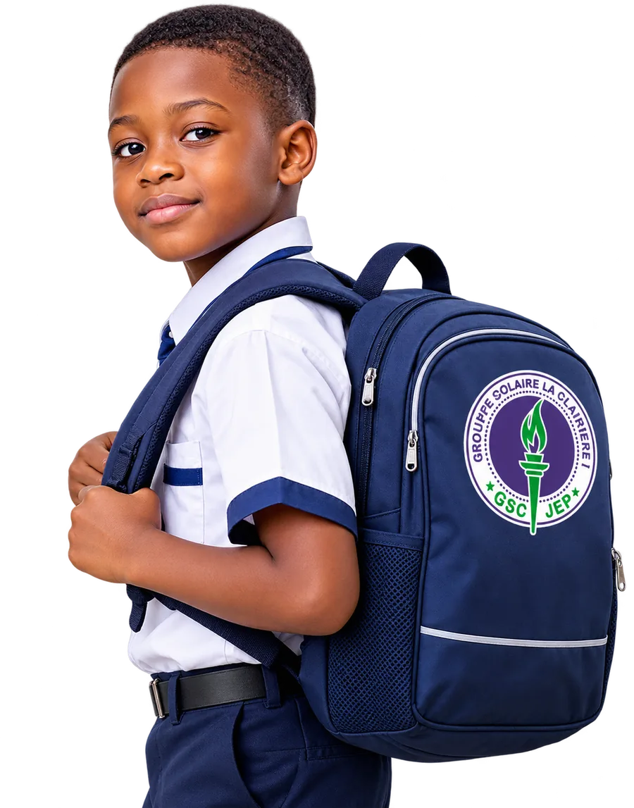 Élève en uniforme avec son cartable, prêt à partir