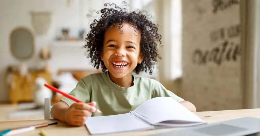 Petite fille souriante qui dessine