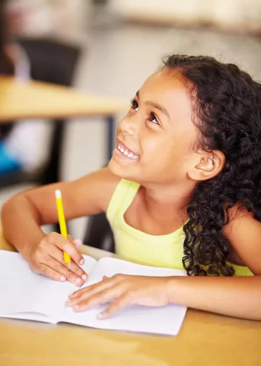 Élève attentive qui écrit en classe