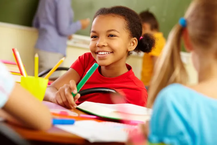 Élève souriante en classe