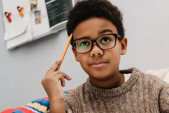 Élève à lunettes qui réfléchit